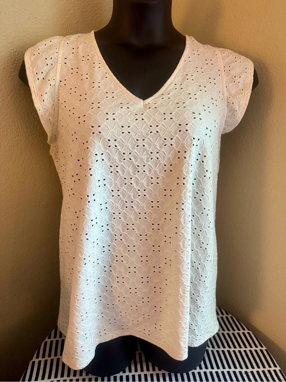 Ava & Viv White Eyelet V-Neck Cap Sleeve Blouse